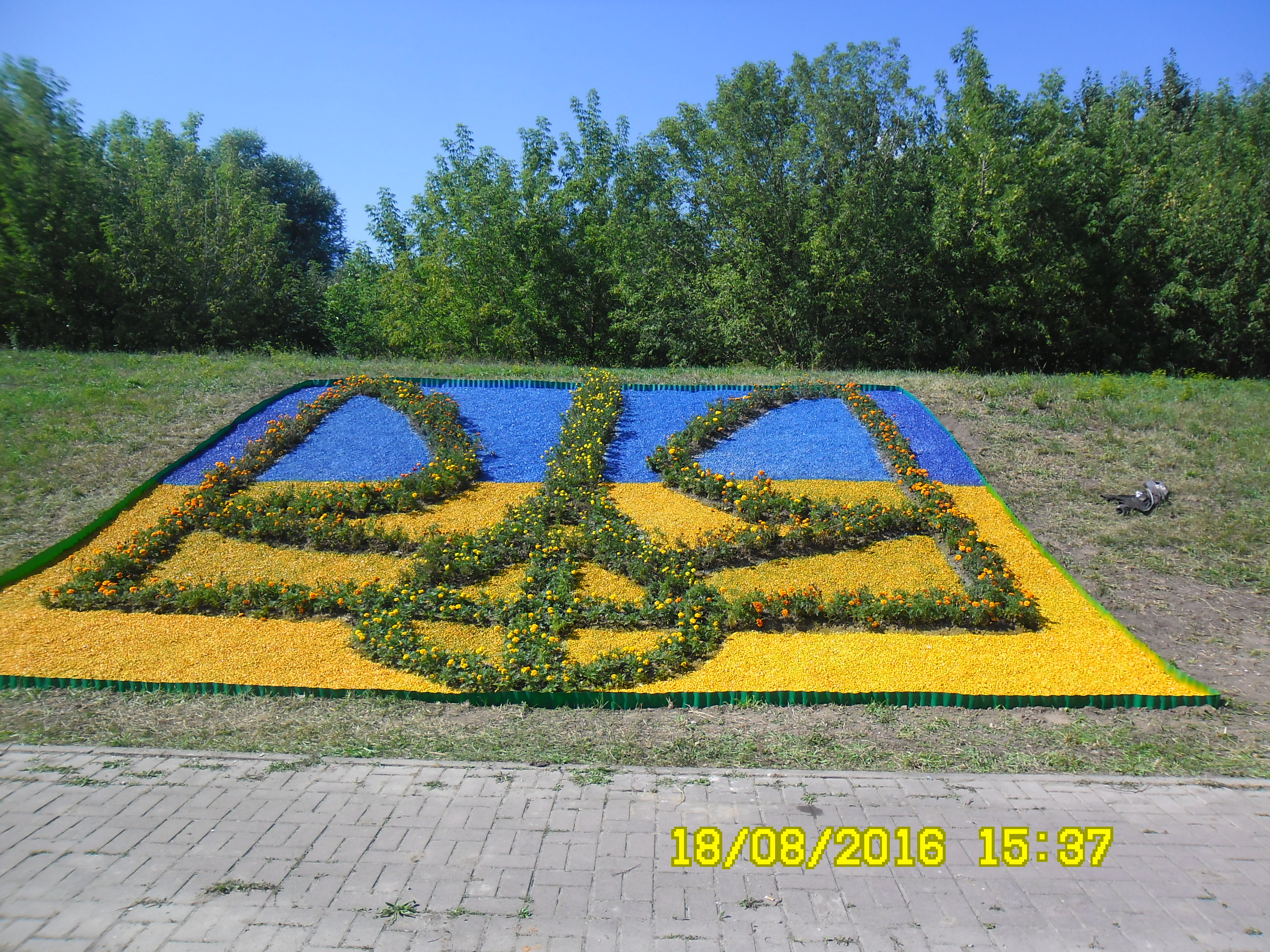 Влаштування клумби на вулиці Надрічній
