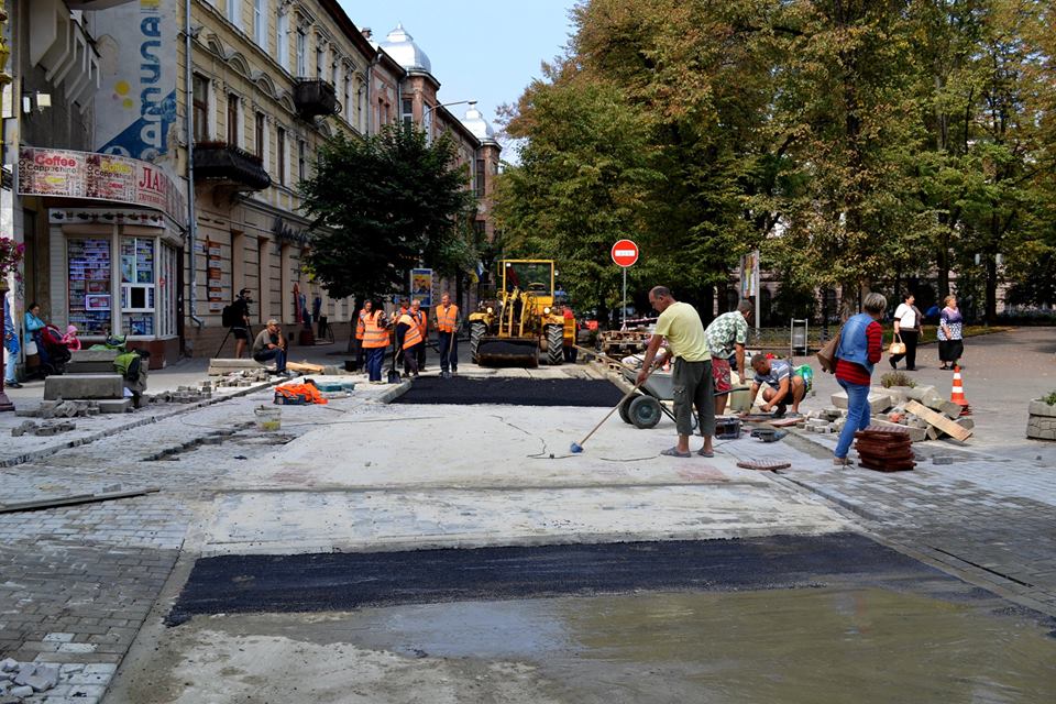 На вулиці Сотника Мартинця тривають завершальні роботи з облаштування піднятого пішохідного переходу.