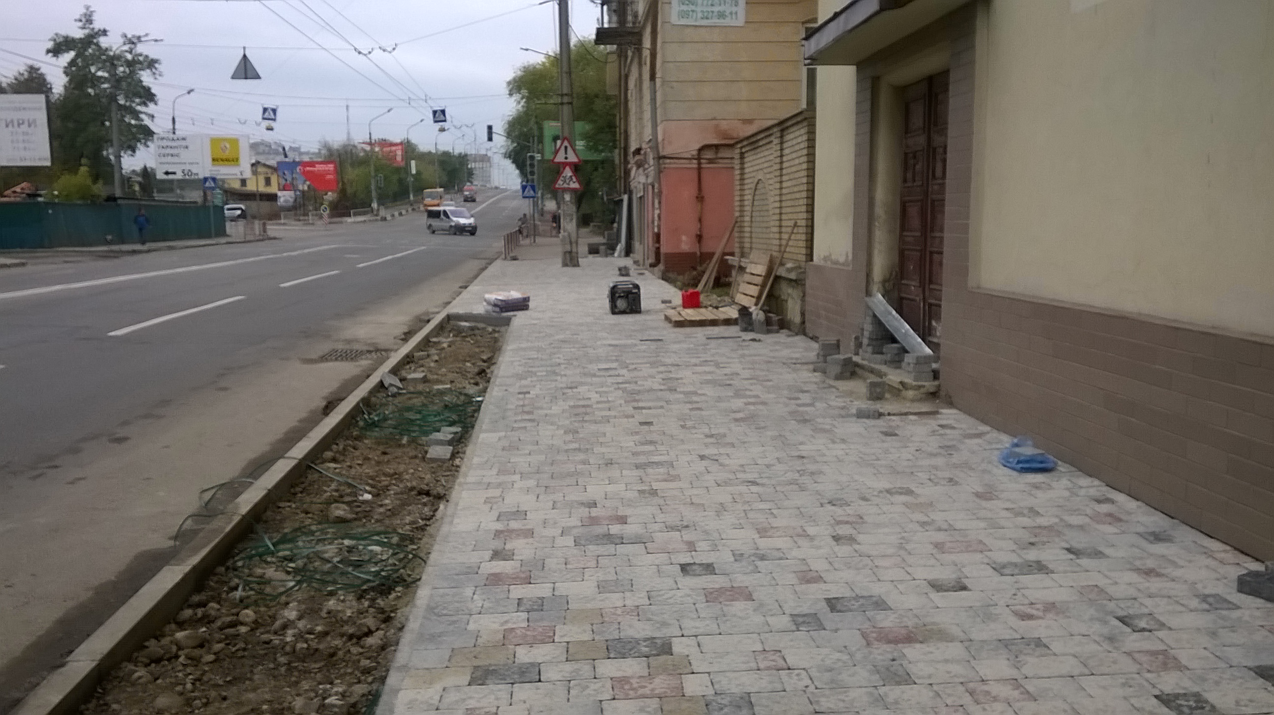 В Івано-Франківську триває капітальний ремонт тротуарів на вул. Незалежності