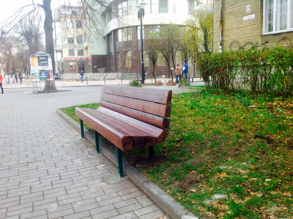 На вулицях Івано-Франківська розпочато встановлення нових лавок