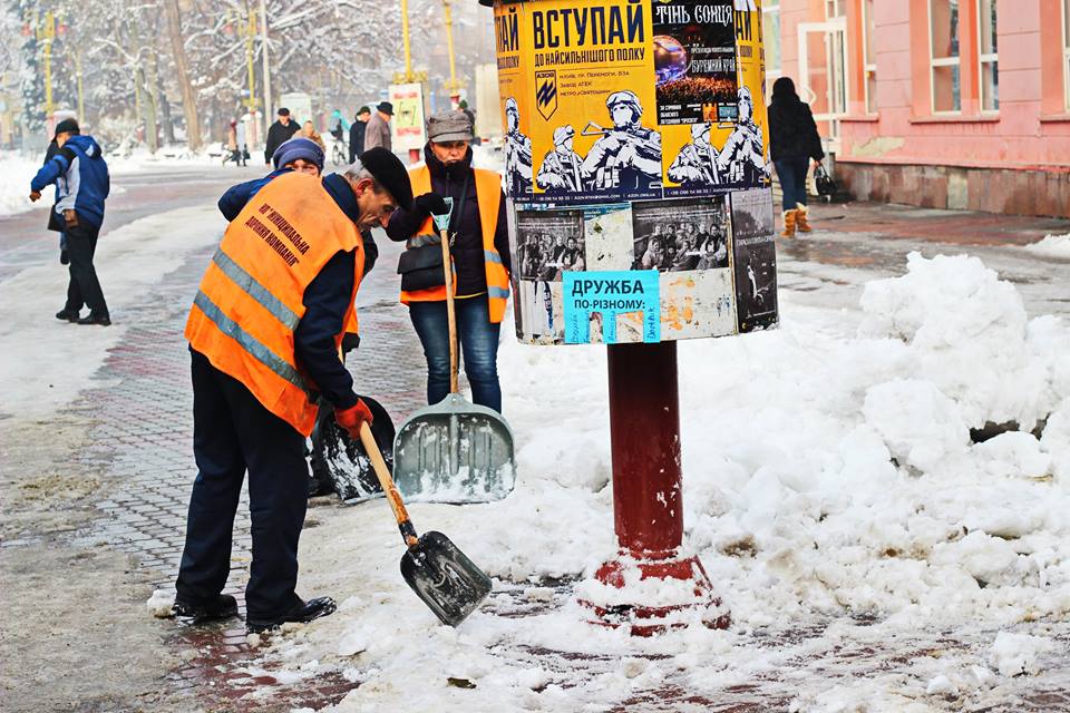 Прибирання від снігу в центральній частині Івано-Франківська