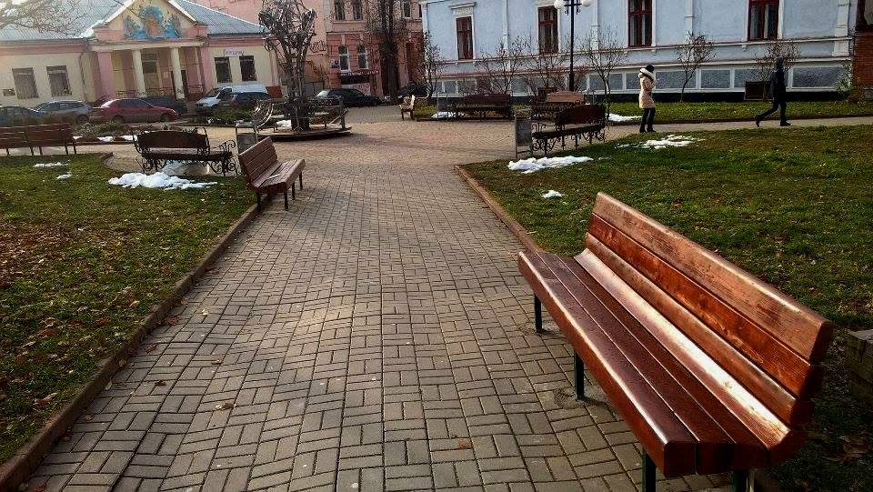В Івано-Франківську продовжується встановлення нових вуличних меблів