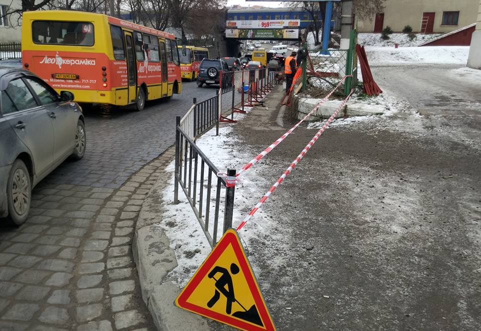 Будівельно-монтажні роботи на тротуарі під залізничним мостом по вул. Вовчинецькій