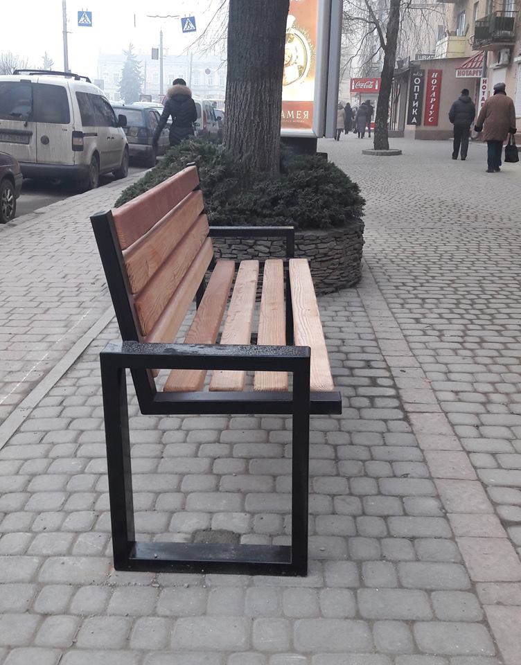 На відремонтованій частині вулиці Галицької з'явились нові лавки.