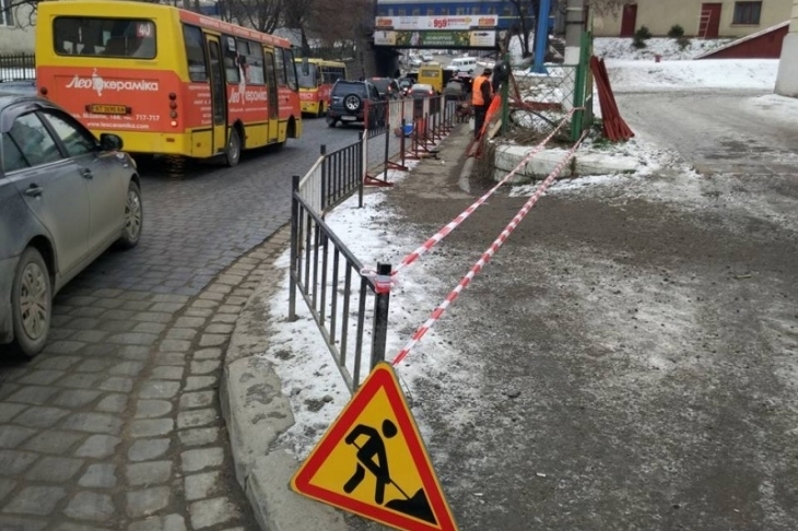 Благоустрій тротуару на вулиці Вовчинецькій 