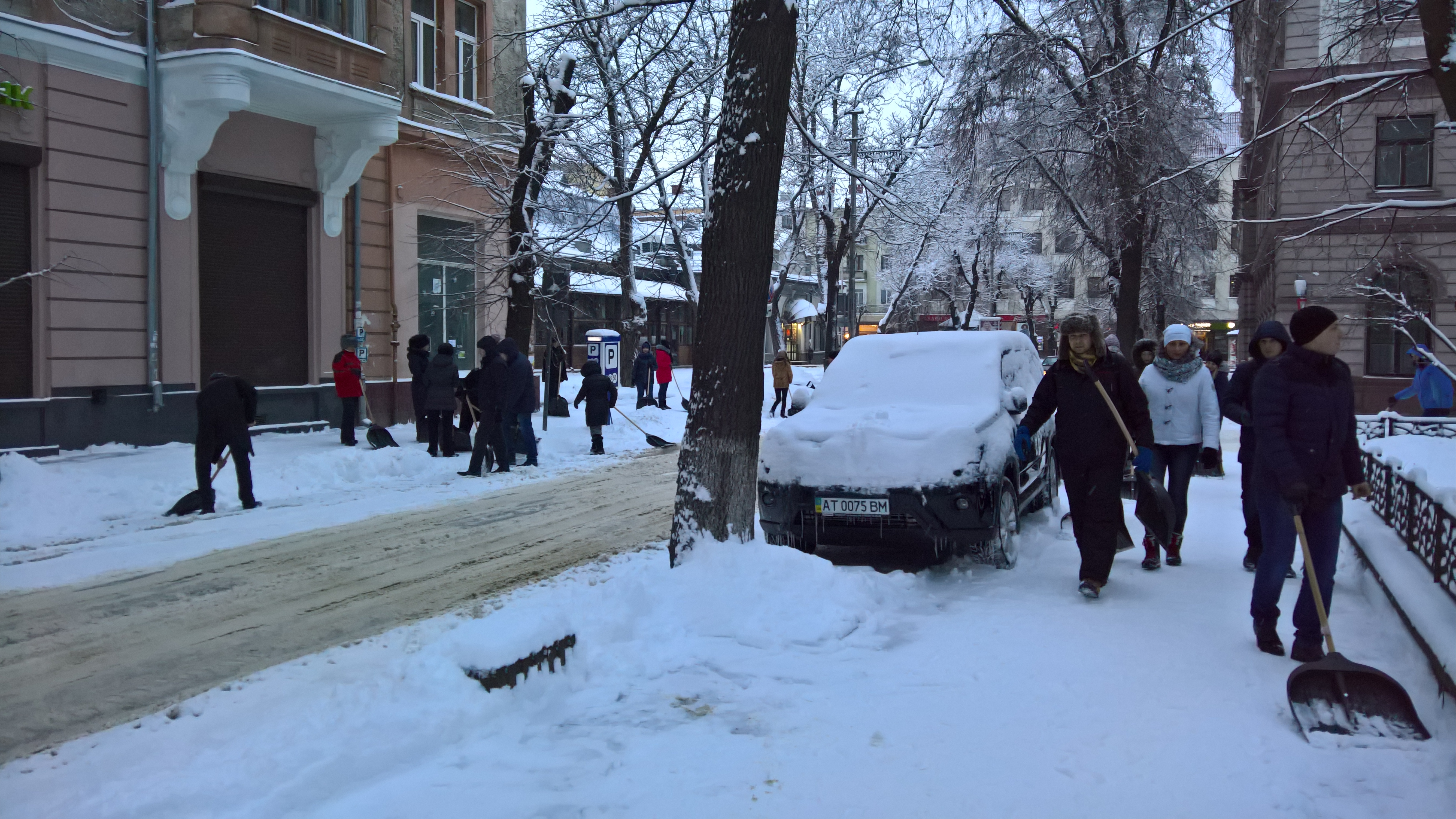 Працівники Департаменту ЖКГ очистили центральну частину міста від наслідків снігопаду