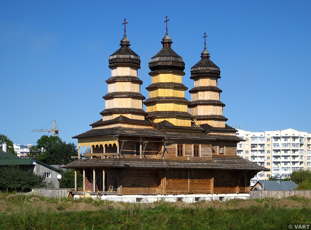 Влаштування тротуару біля дерев'яної церкви на вул. Пасічній 
