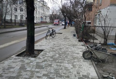 Роботи з реконструкції тротуару на вулиці Довгій