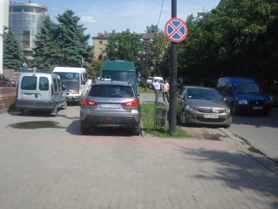 Реконструкція тротуару на вулиці Мельничука