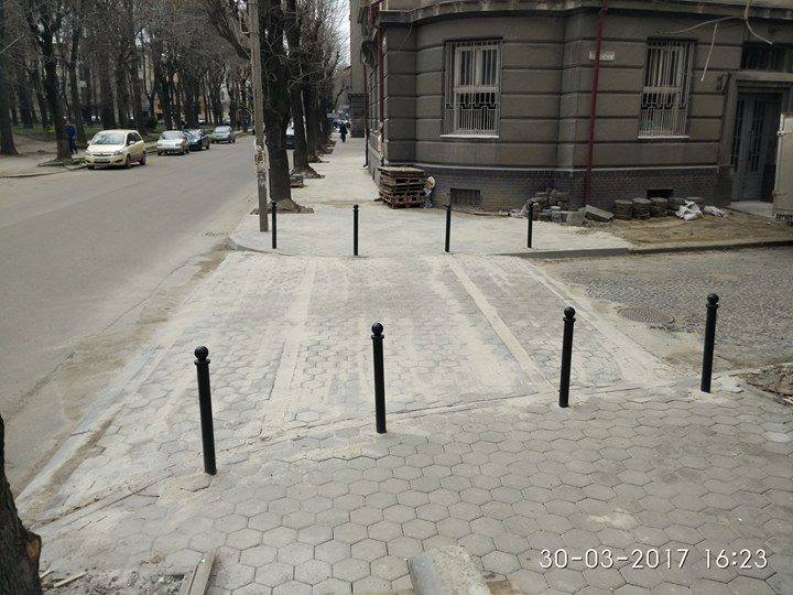 Влаштування підняття виїзду з вул. Тостого до рівня тротуару