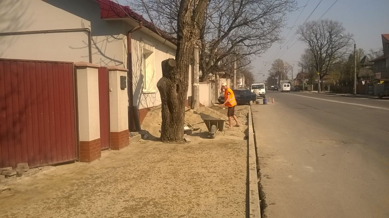 На вулиці Незалежності відновлено роботи з капітального ремонту тротуару (ФОТО)