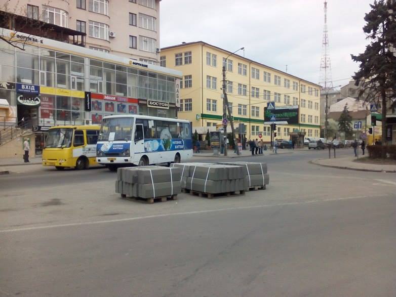 Облаштування напрямного острівця безпеки на перехресті вул. Січових Стрільців та Незалежності