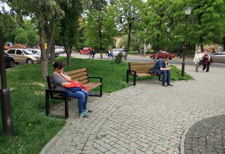 На вулиці Коновальця встановлено нові вуличні лавки (ФОТО)