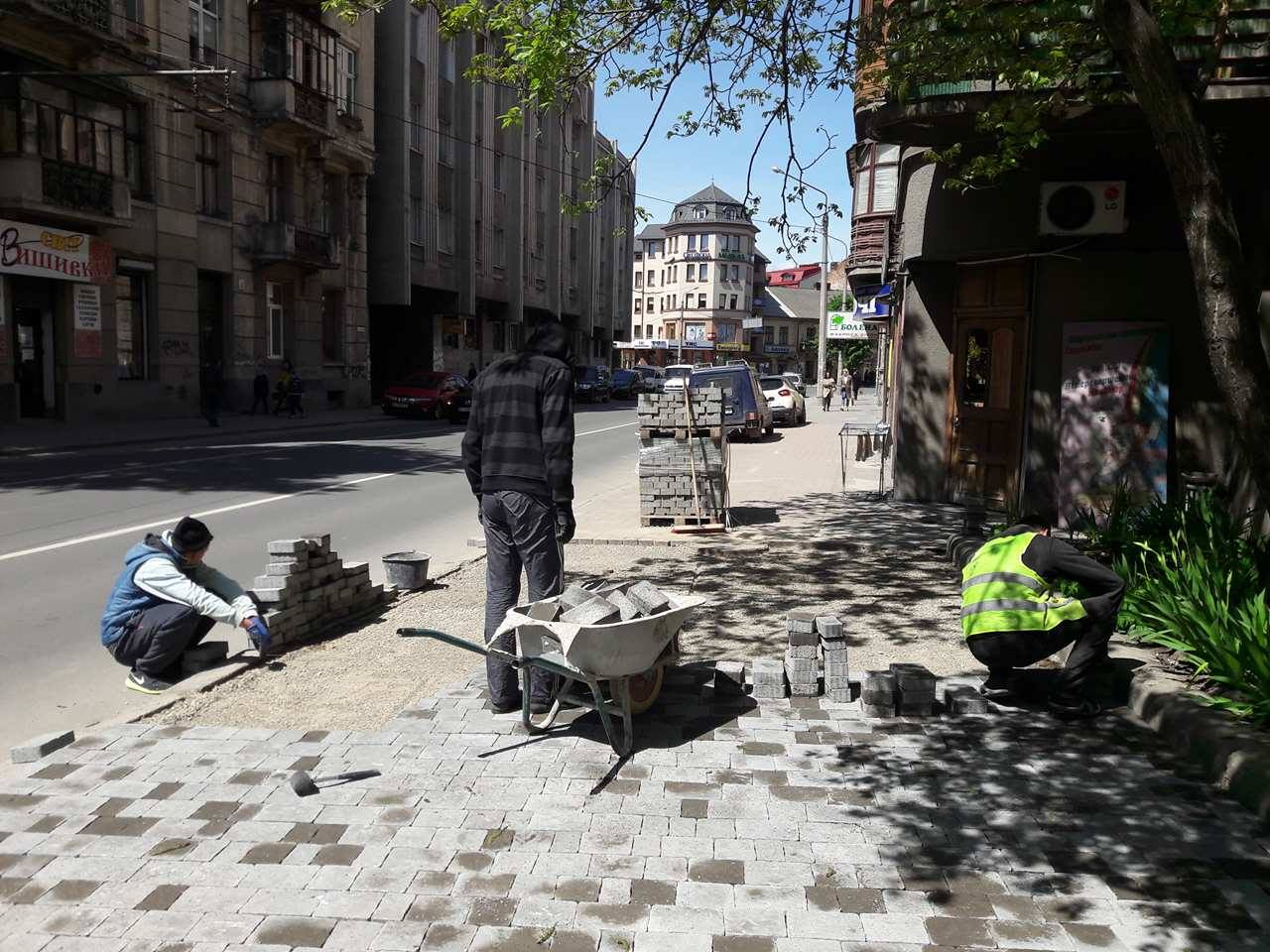 На вулиці Гаркуші тривають роботи з капітального ремонту тротуару
