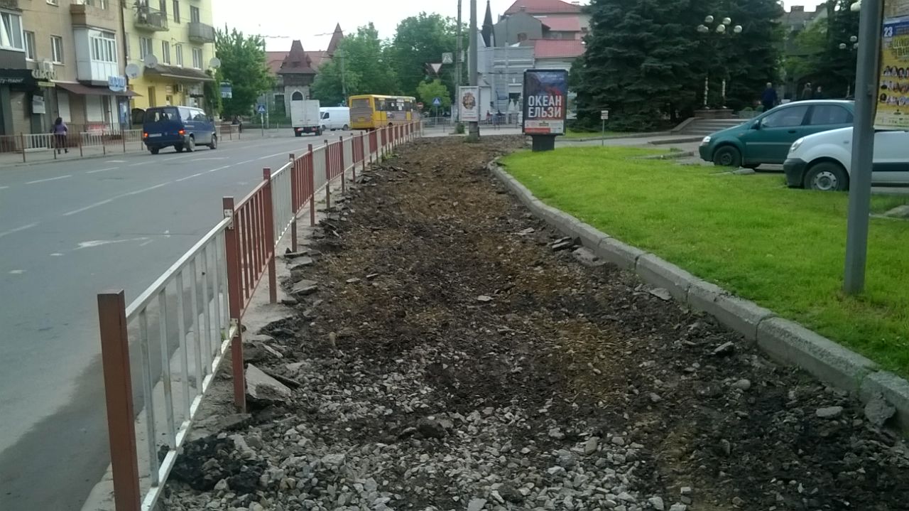 На вулиці Дністровській розпочато роботи з капітального ремонту тротуару (ФОТО)