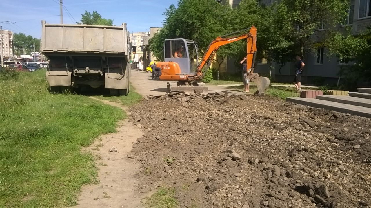 На вулиці Стуса ремонтують тротуар (ФОТО)