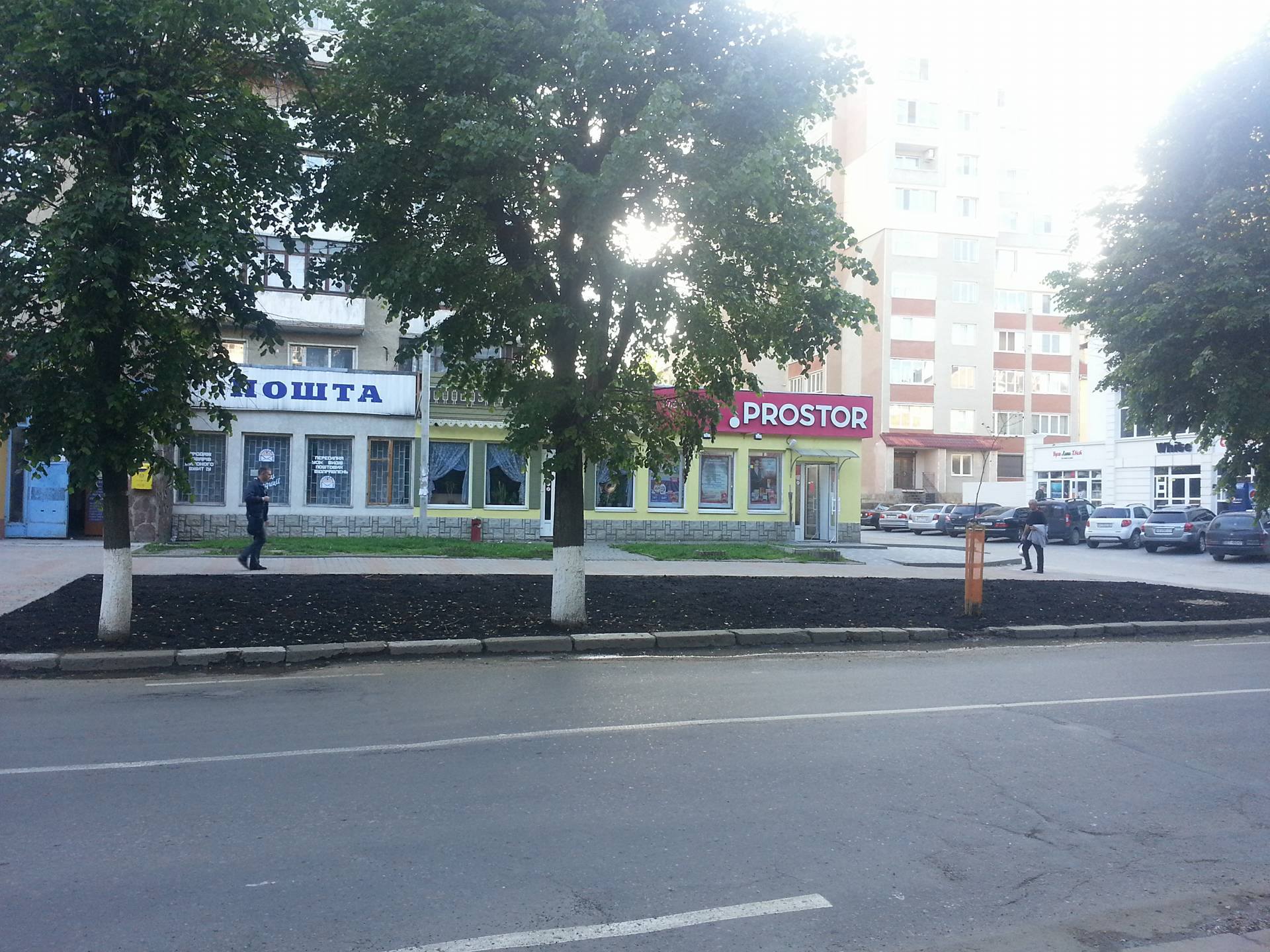 На вулиці Коновальця влаштовують газони та клумби