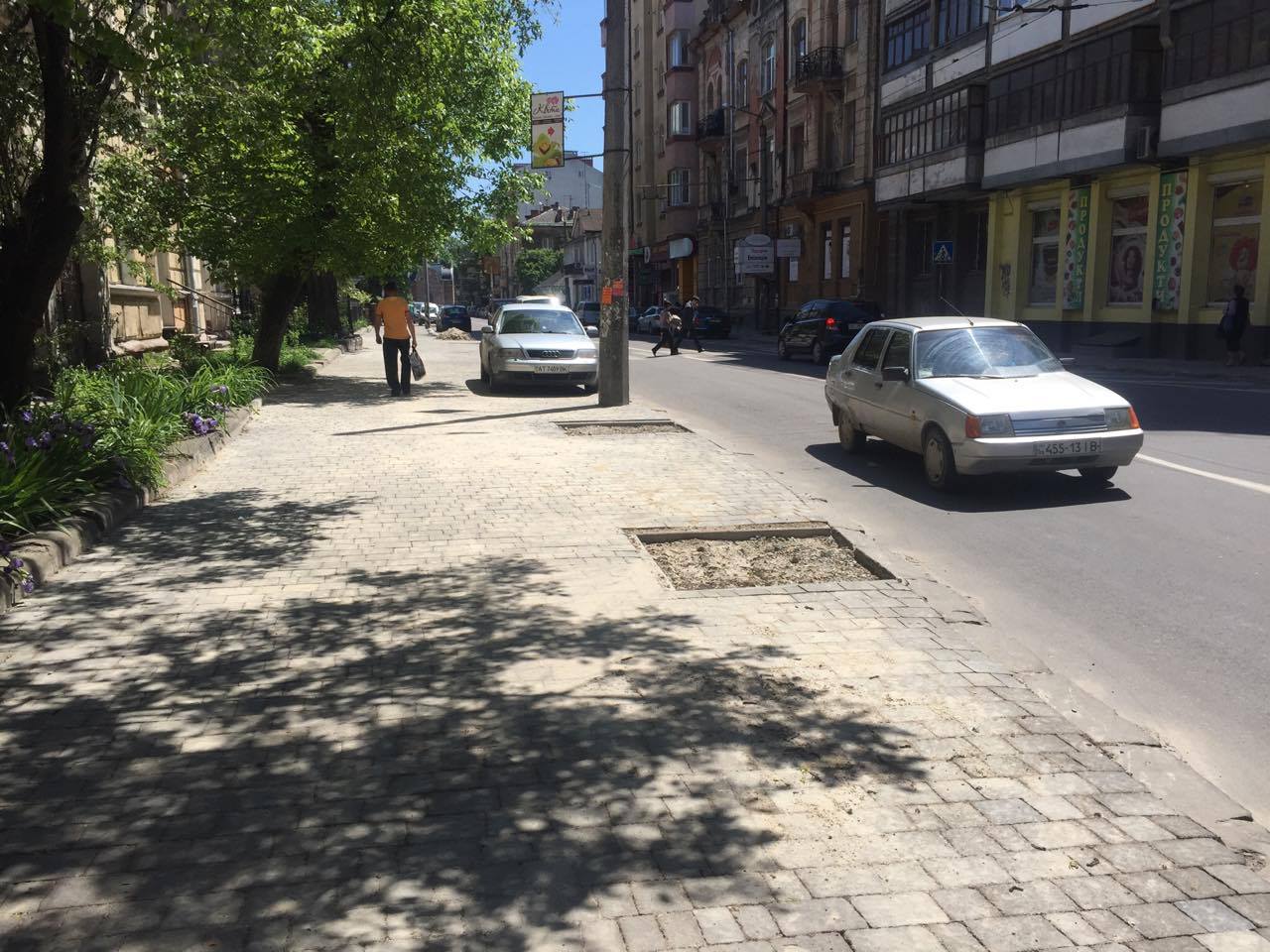 На вулиці Гаркуші завершено роботи з капітального ремонту тротуару