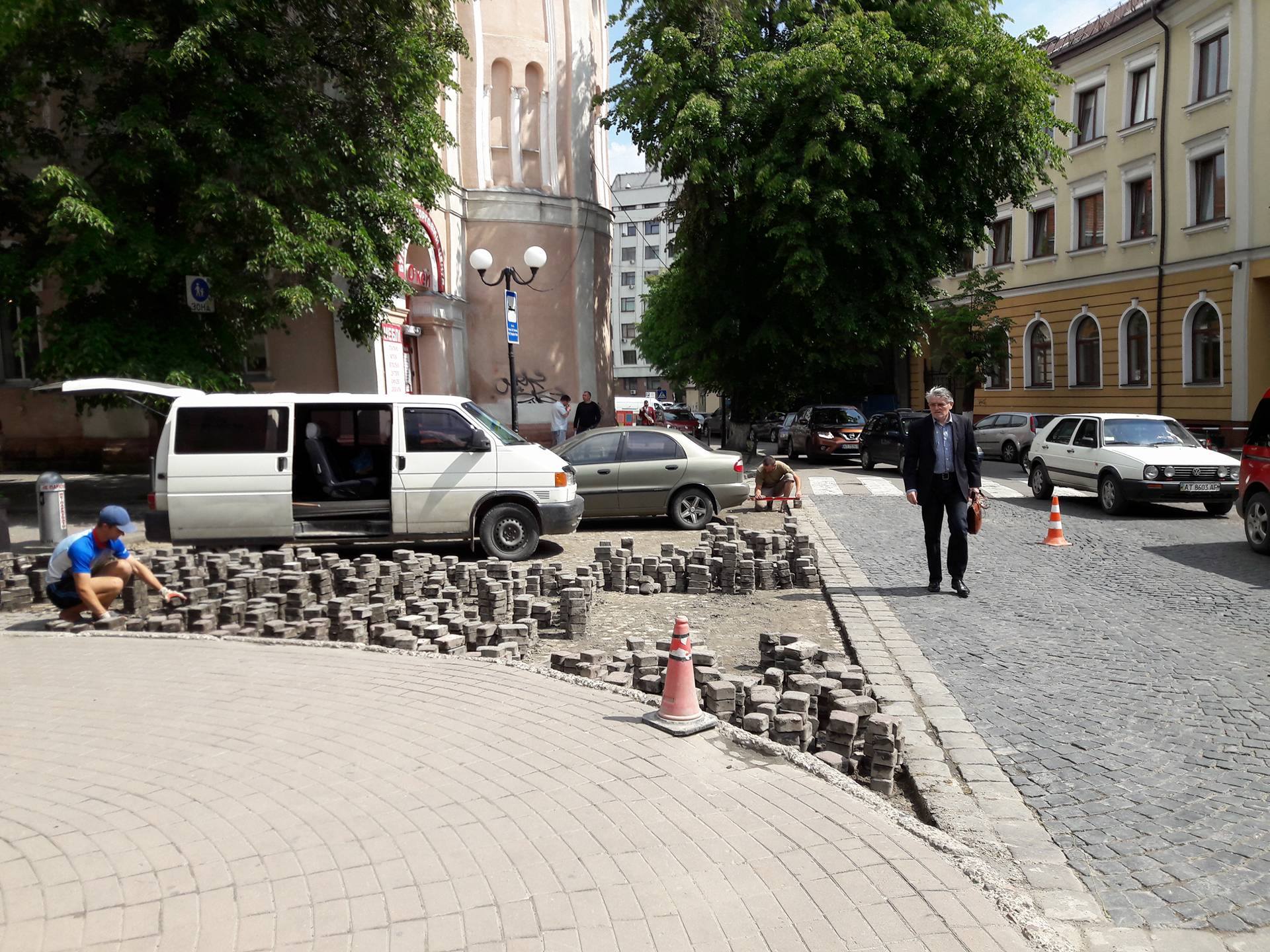 Улаштування підвищення перед пішохідним переходом на перехресті вулиць Страчених-Крушельницької (ФОТО)