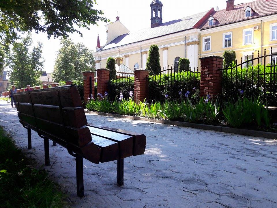 Вулиця Грюнвальдська отримала нові вуличні меблі (ФОТО)