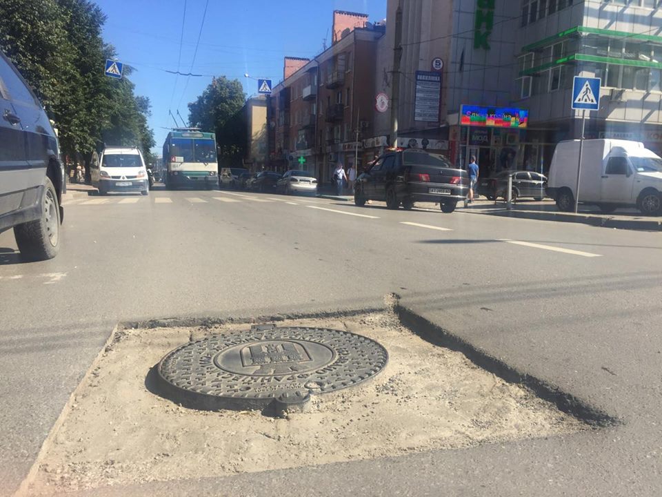В місті тривають роботи із заміни люків