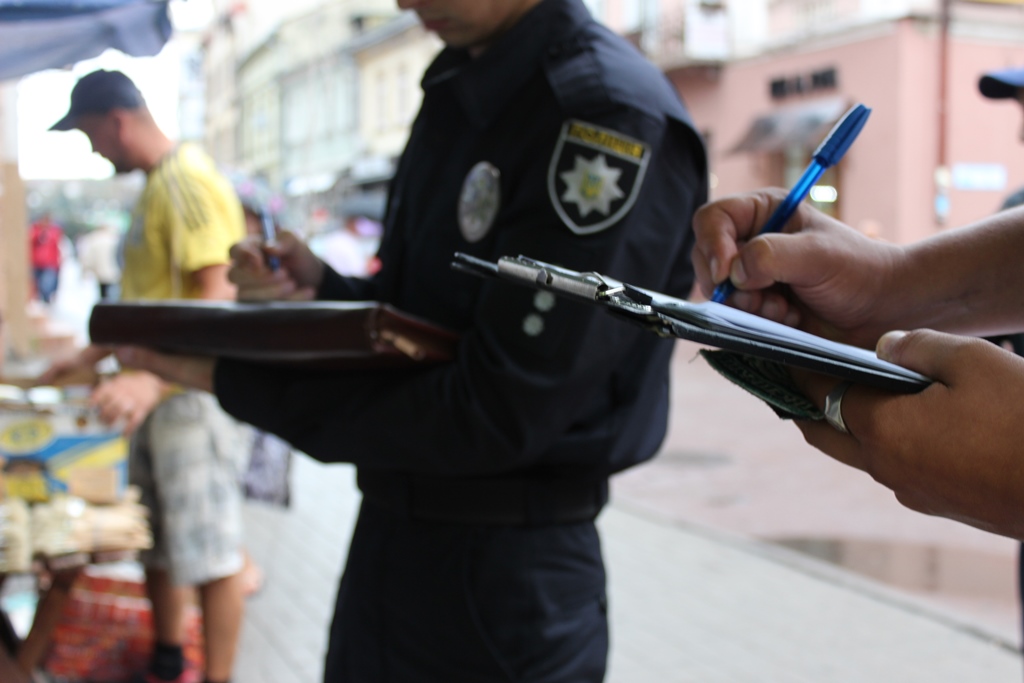 Муніципальна інспекція з благоустрою спільно з працівниками поліції здійснила перше вилучення товару у громадян, які здійснювали незаконну торгівлю