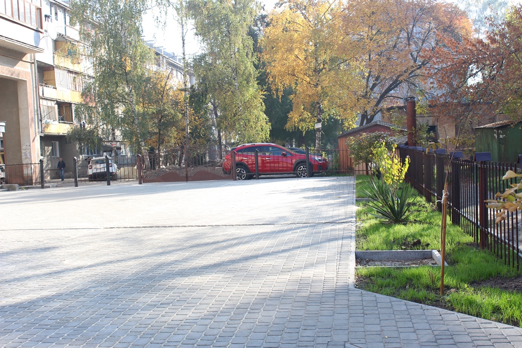Після проведення робіт з брукування та озелення ще затишнішим та красивішим став двір на Сорохтея, 14 