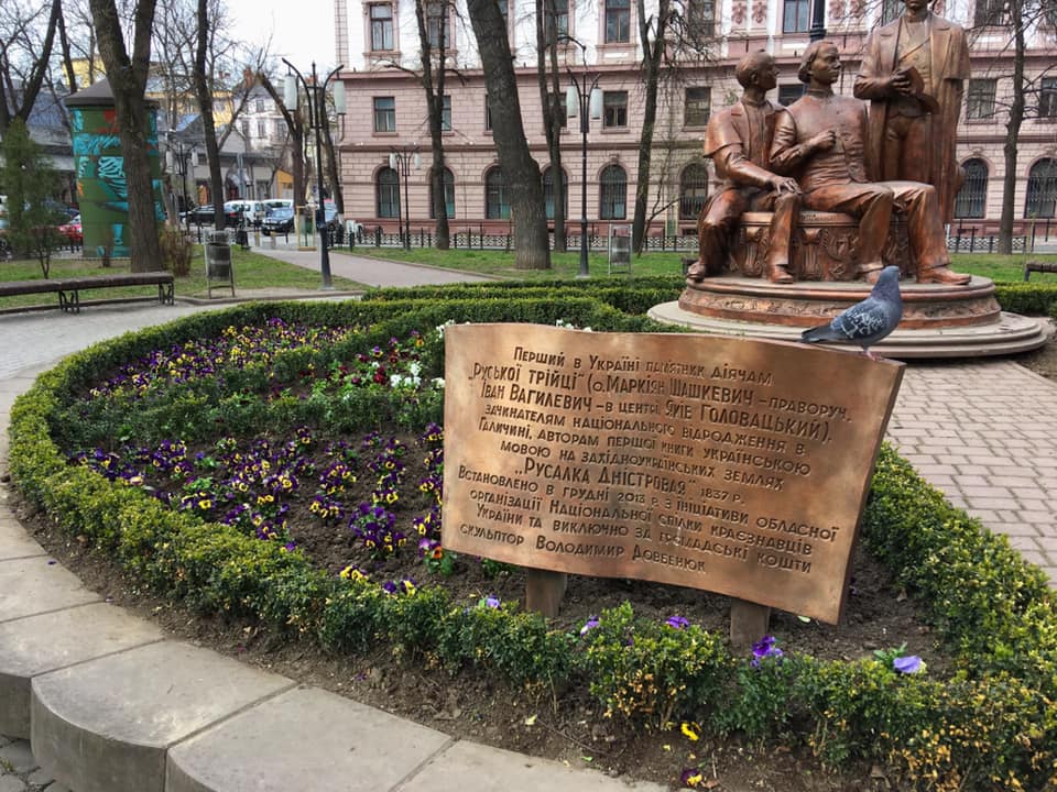 Місто оживає та наповнюється яскравими барвами (ФОТО)