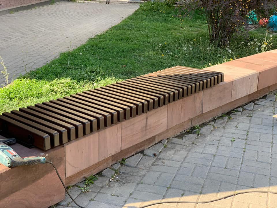 У Франківську біля стоматполіклініки встановили нові лавочки (фото)