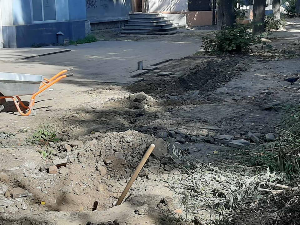 Відновлено роботи з капітального ремонту проїзду від вулиці Привокзальної до вулиці Донцова, попри Привокзальний сквер