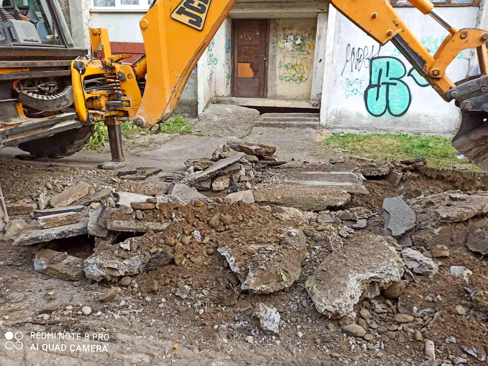 Біля будинків 32-36 на вулиці Молодіжній розпочали капітальний ремонт прибудинкових територій та міжбудинкових проїздів