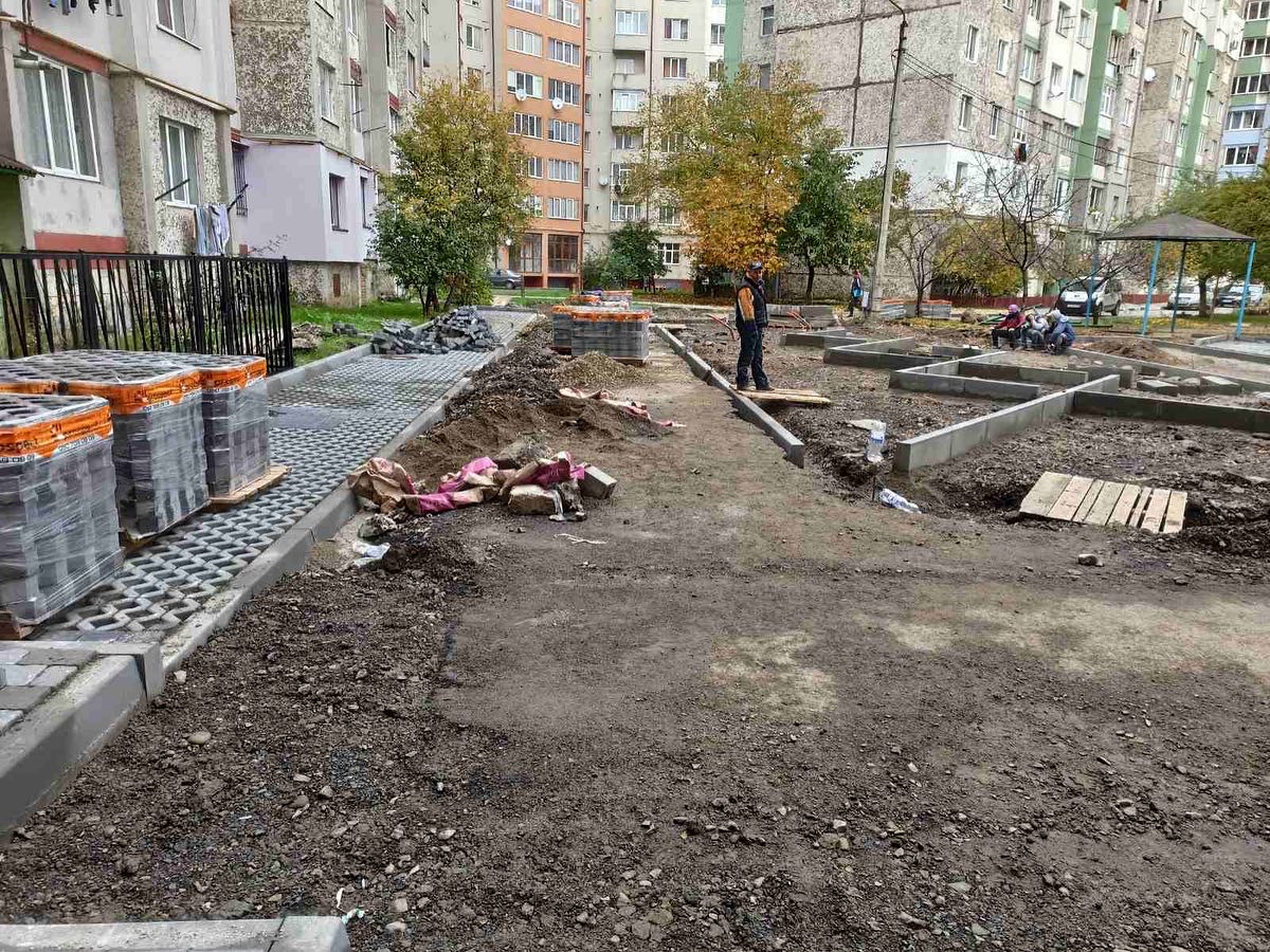 Тривають роботи з капітального ремонту прибудинкових територій і міжбудинкових проїздів на вул. Миколайчука, 22, 24 - Симоненка, 26-30
