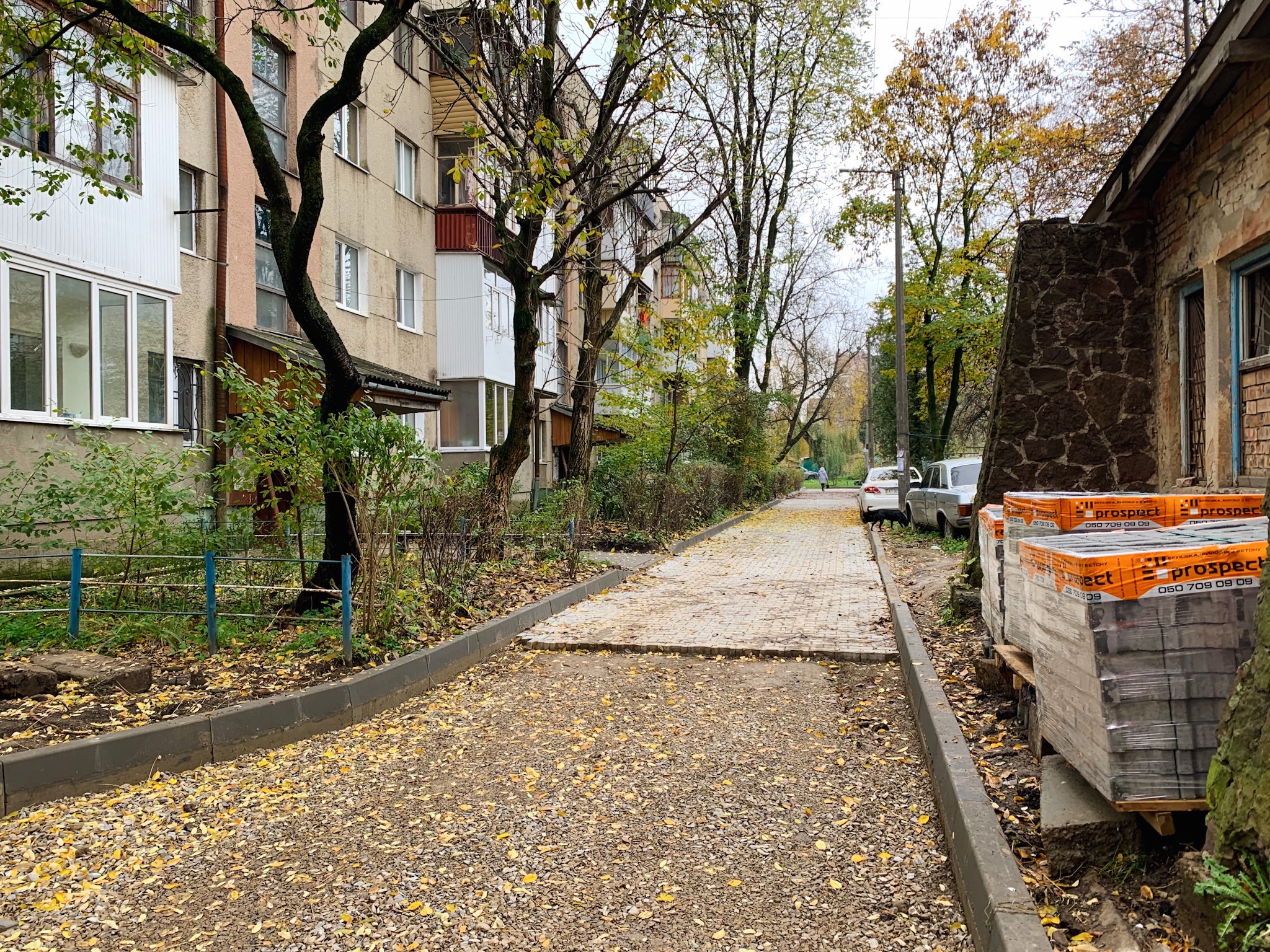 У дворі на набережній ім. В. Стефаника, 4 добігають до завершення ремонтні роботи
