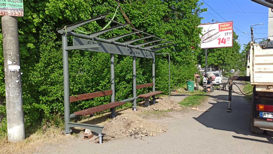 В Івано-Франківську облаштовують нову автобусну зупинку