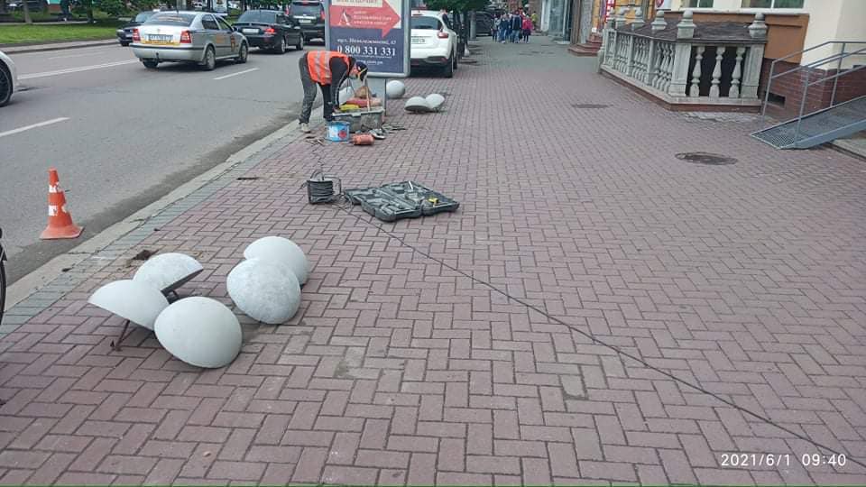 У Франківську навпроти “Надії” встановлять антипаркувальні стовпці (ФОТО) У Франківську навпроти “Надії” встановили антипаркувальні стовпці 