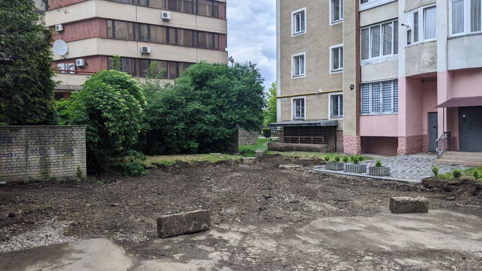 В Івано-Франківську побільшає затишних дворів (фото)
