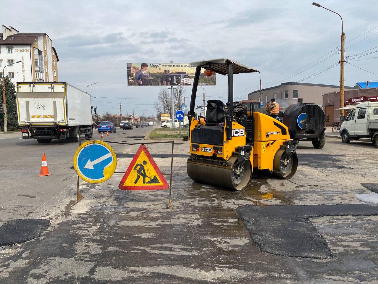 У Франківську взялися латати ями на дорогах