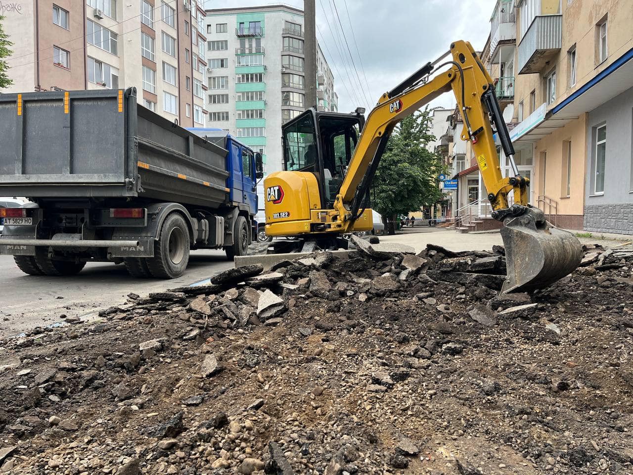 Розпочали ремонт тротуару на вулиці Бельведерській (фото)