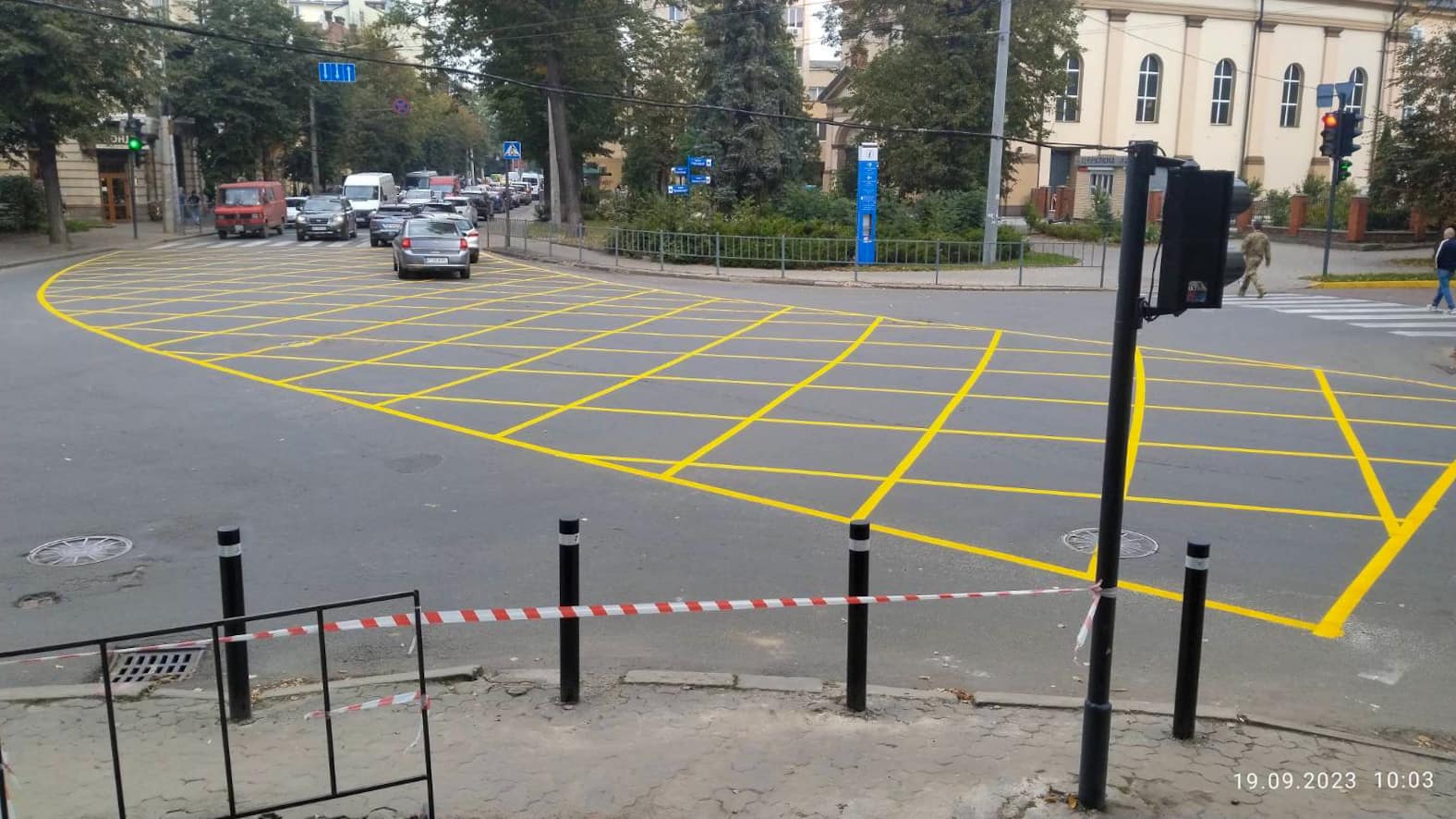 На одному з найскладніших перехресть для роз'їзду автомобілів з'явився новий тип дорожньої розмітки