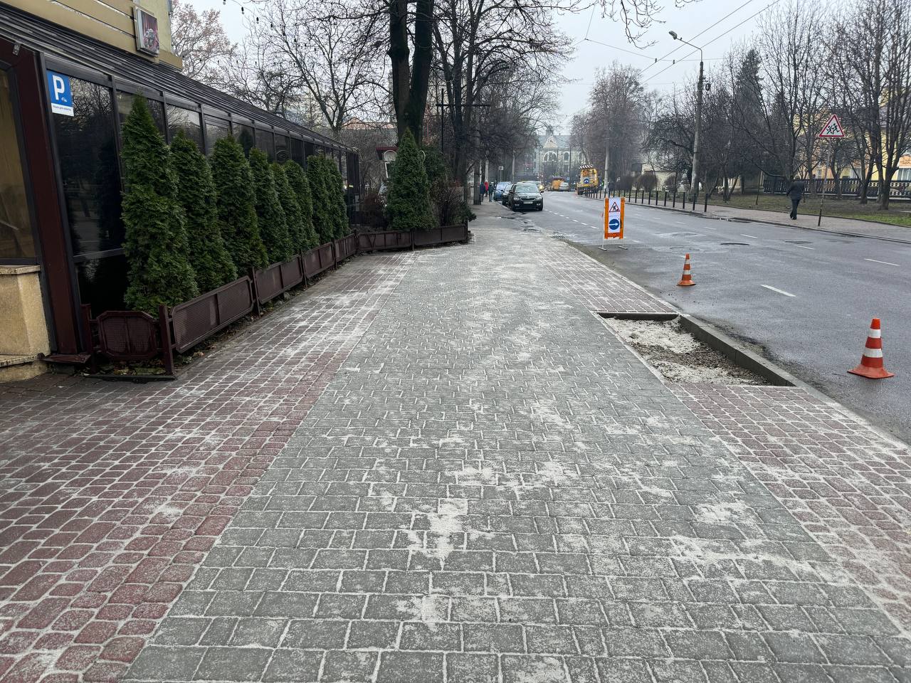 У Франківську розширили тротуар біля піцерії «Віва Італія»