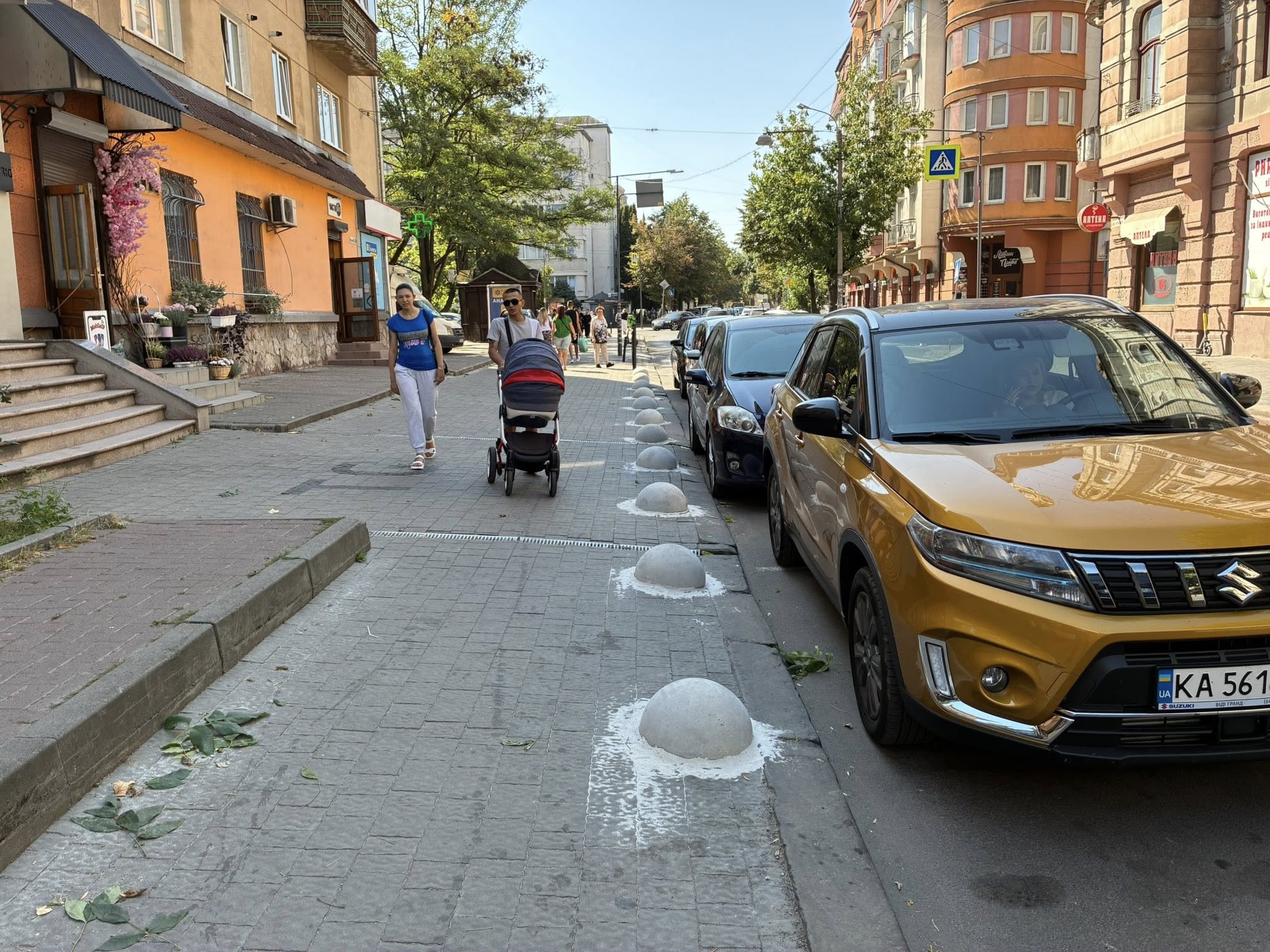 В Івано-Франківську на вулиці Чорновола встановлюють антипаркувальні півкулі. ФОТО
