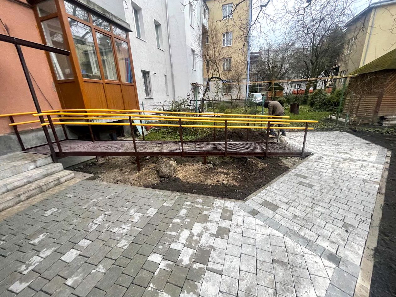 У Франківську встановили пандус в будинку, де мешканці були проти