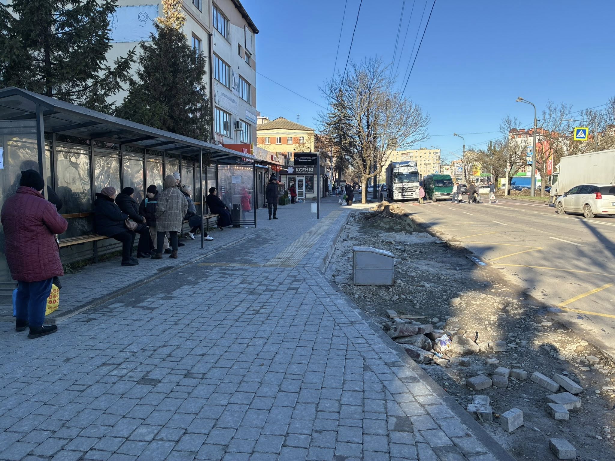 На Коновальця у Франківську облаштовують заїзну кишеню