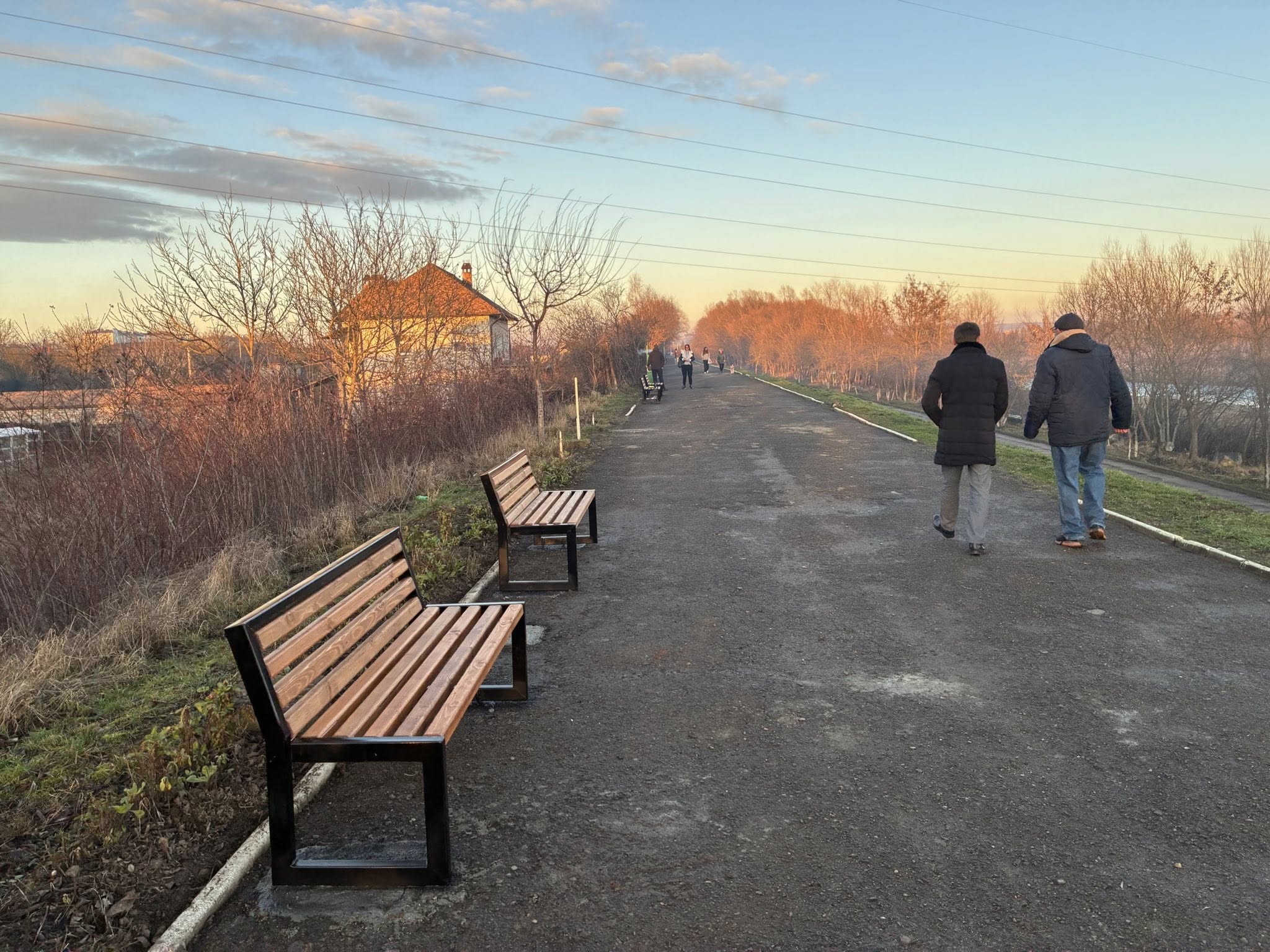 У Франківську встановили лавочки та урни на дамбі Бистриці Надвірнянської